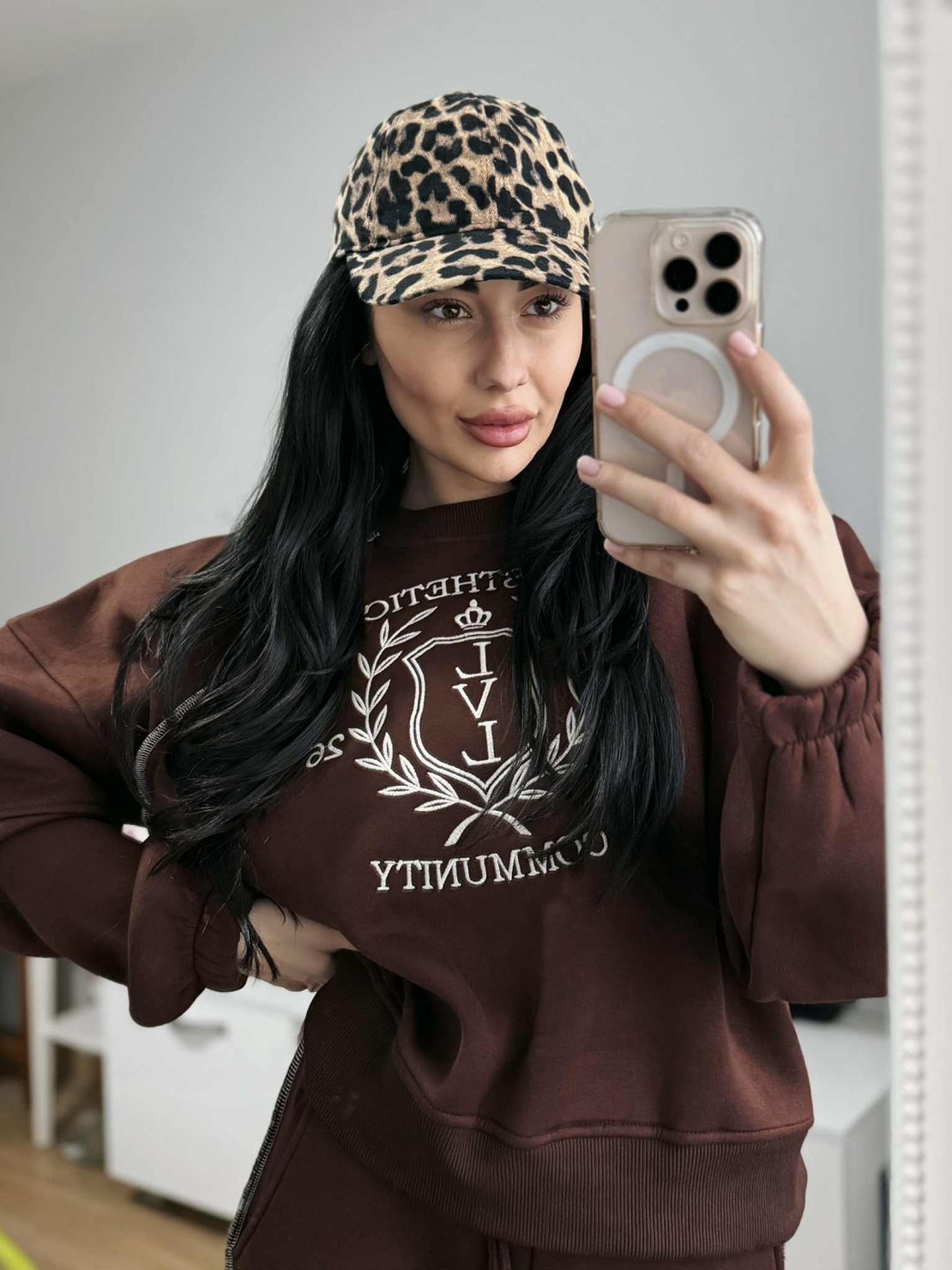 Дамски спортен комплект Aesthetic Community (суитшърт + панталон)-кафяв