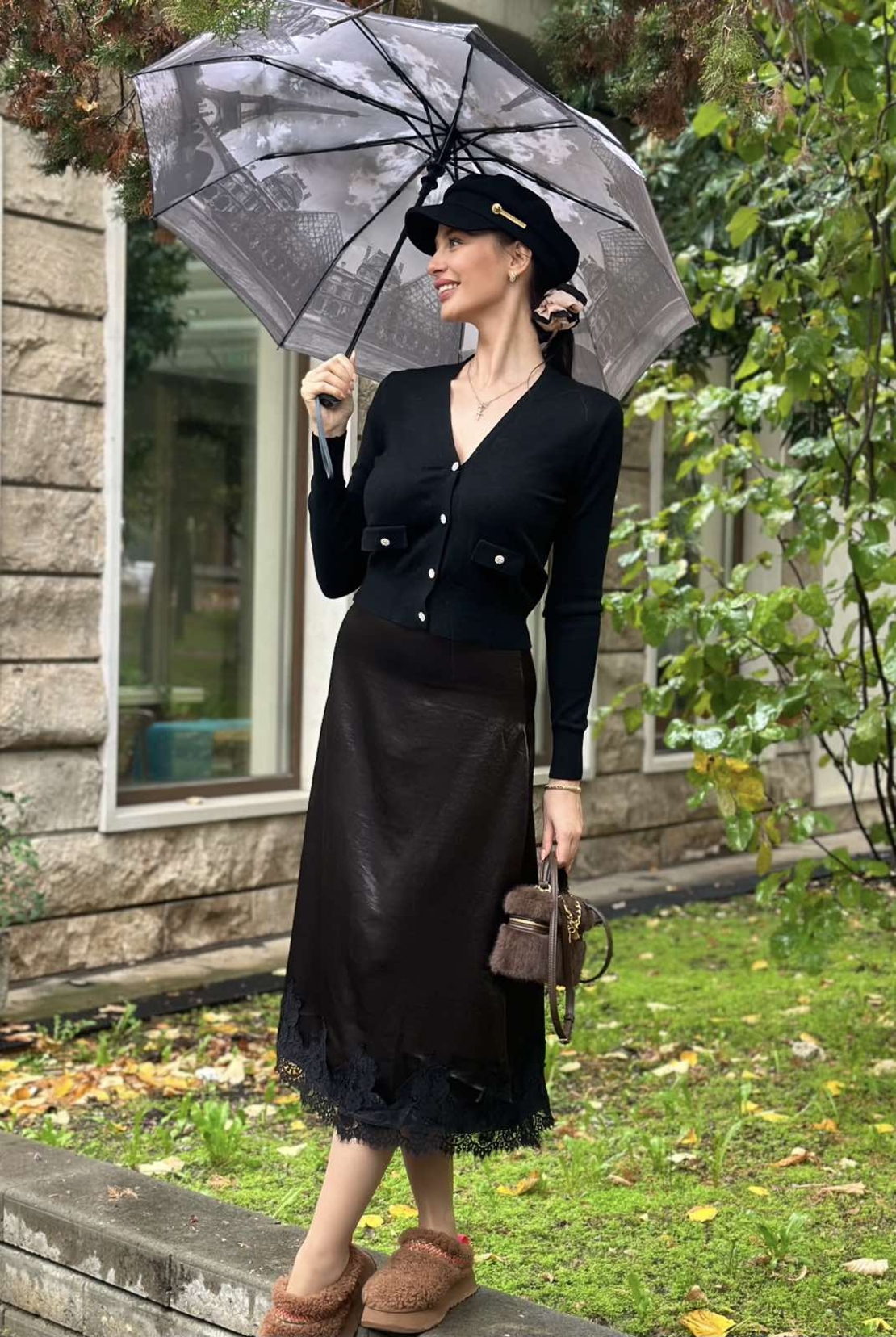 Сатенена черна пола с дантелен завършек