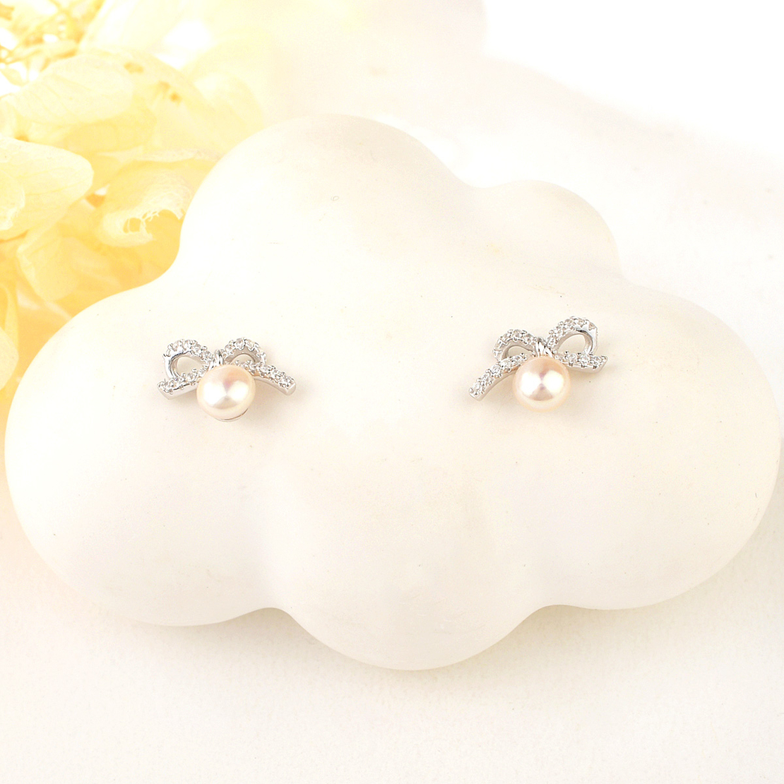 SILVER EARRINGS WITH PEARLS