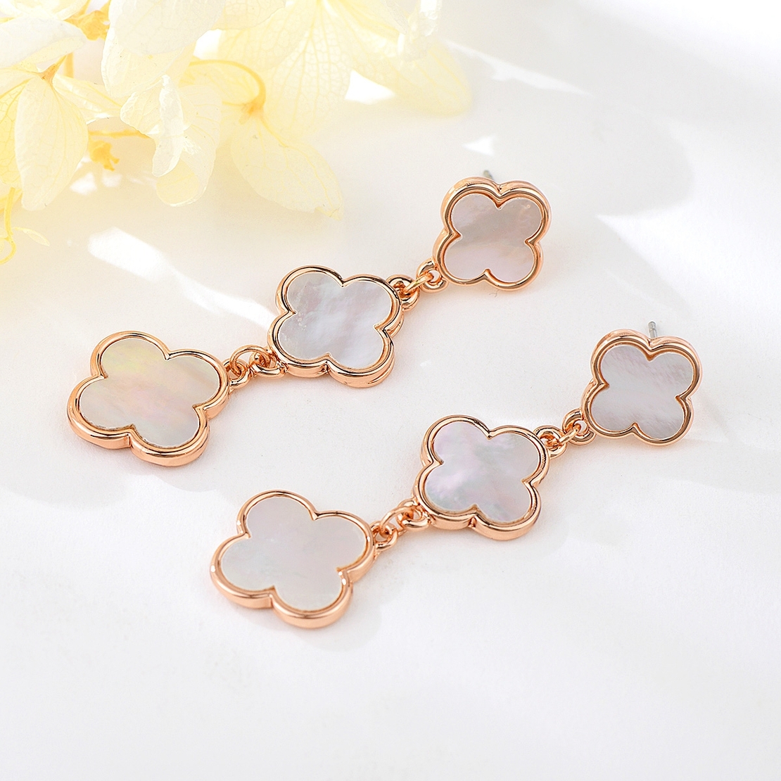Обеци розово позлатяване флорален със седеф | Колекция Rose Gold