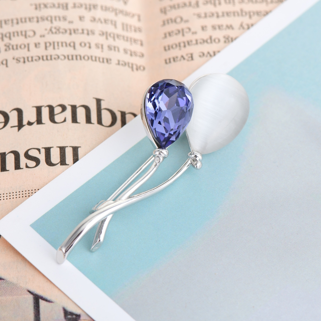 Брошка бяло позлатяване с котешко око и кристали Swarovski