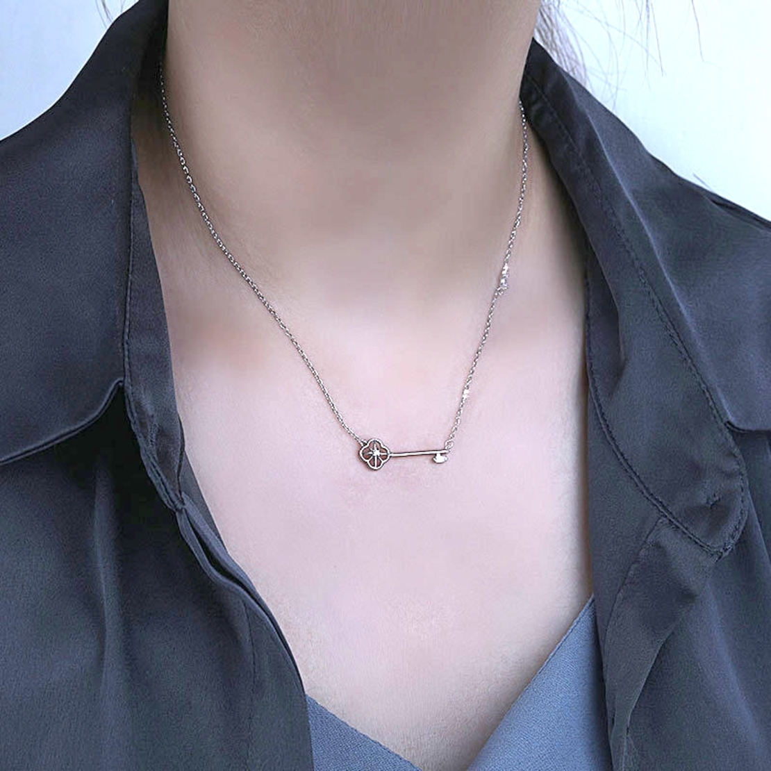 Сребърно колие Ключ с кристали Swarovski | колекция Delicate Silver