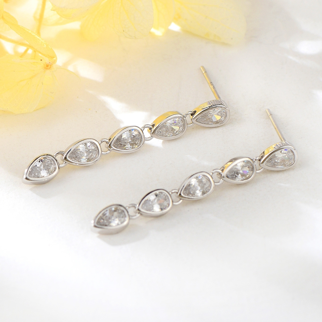 Сребърни обеци капки с кристали Swarovski