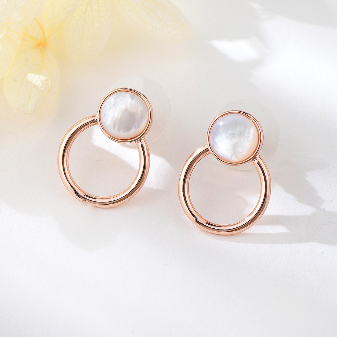 Обеци розово позлатяване окръжности със седеф | Колекция Rose Gold