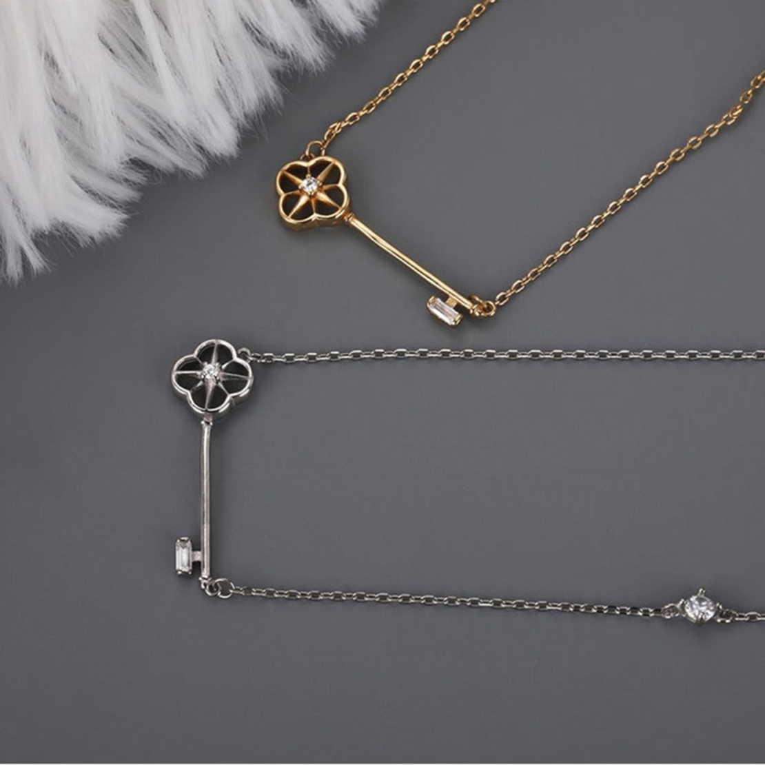 Сребърно колие Ключ с кристали Swarovski | колекция Delicate Silver