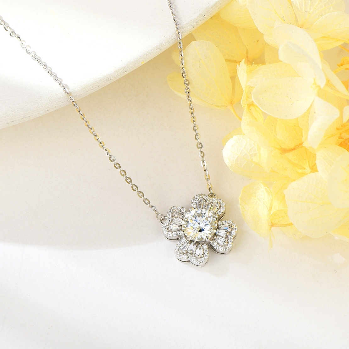 CLOVER SILVER NECKLACE MOISSANITE