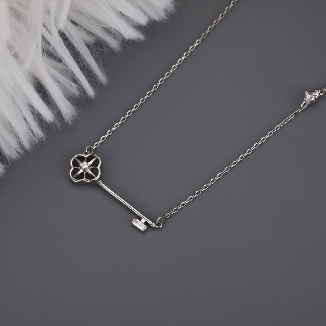 Сребърно колие Ключ с кристали Swarovski | колекция Delicate Silver