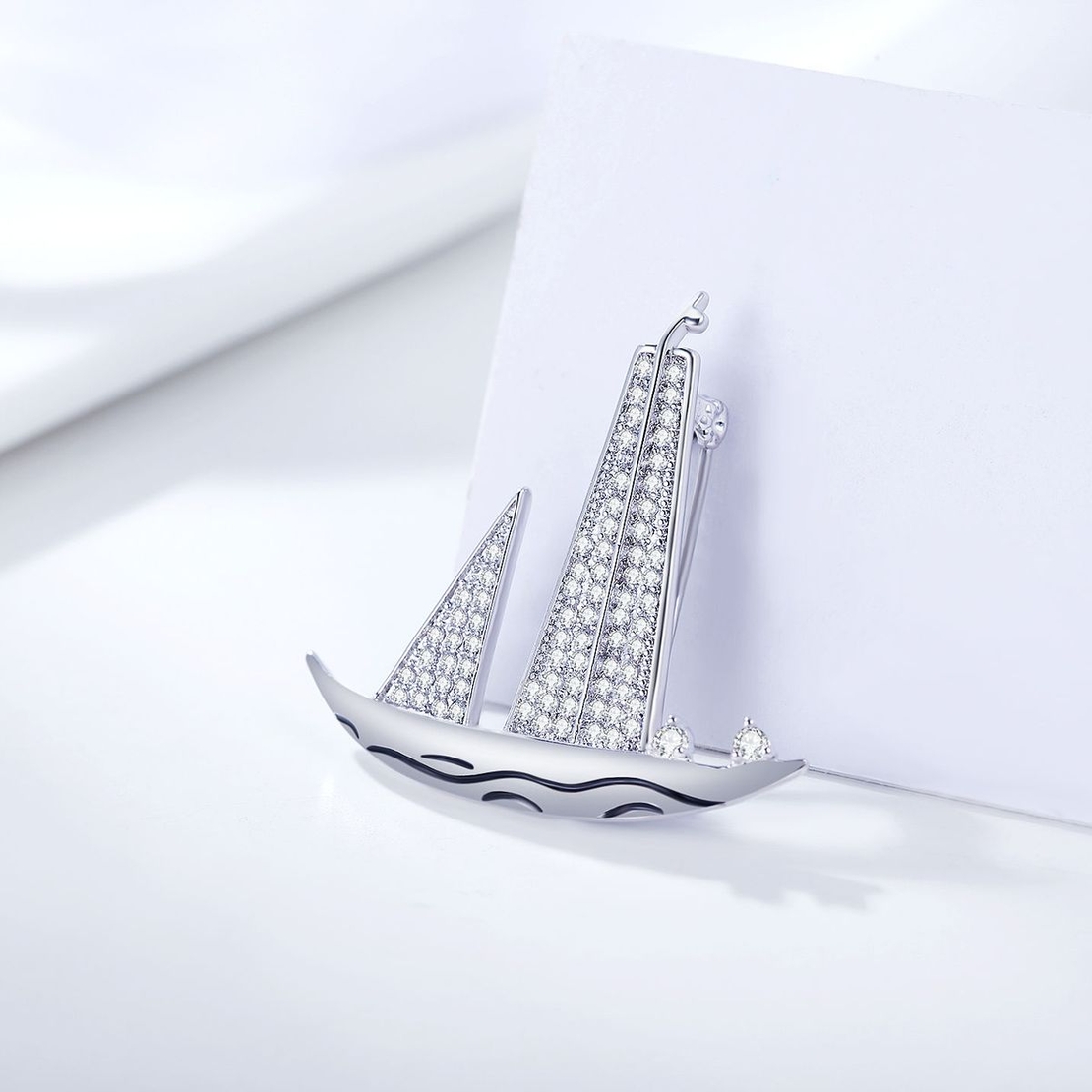 Брошка бяло позлатяване 'Платноходки' кристали Swarovski