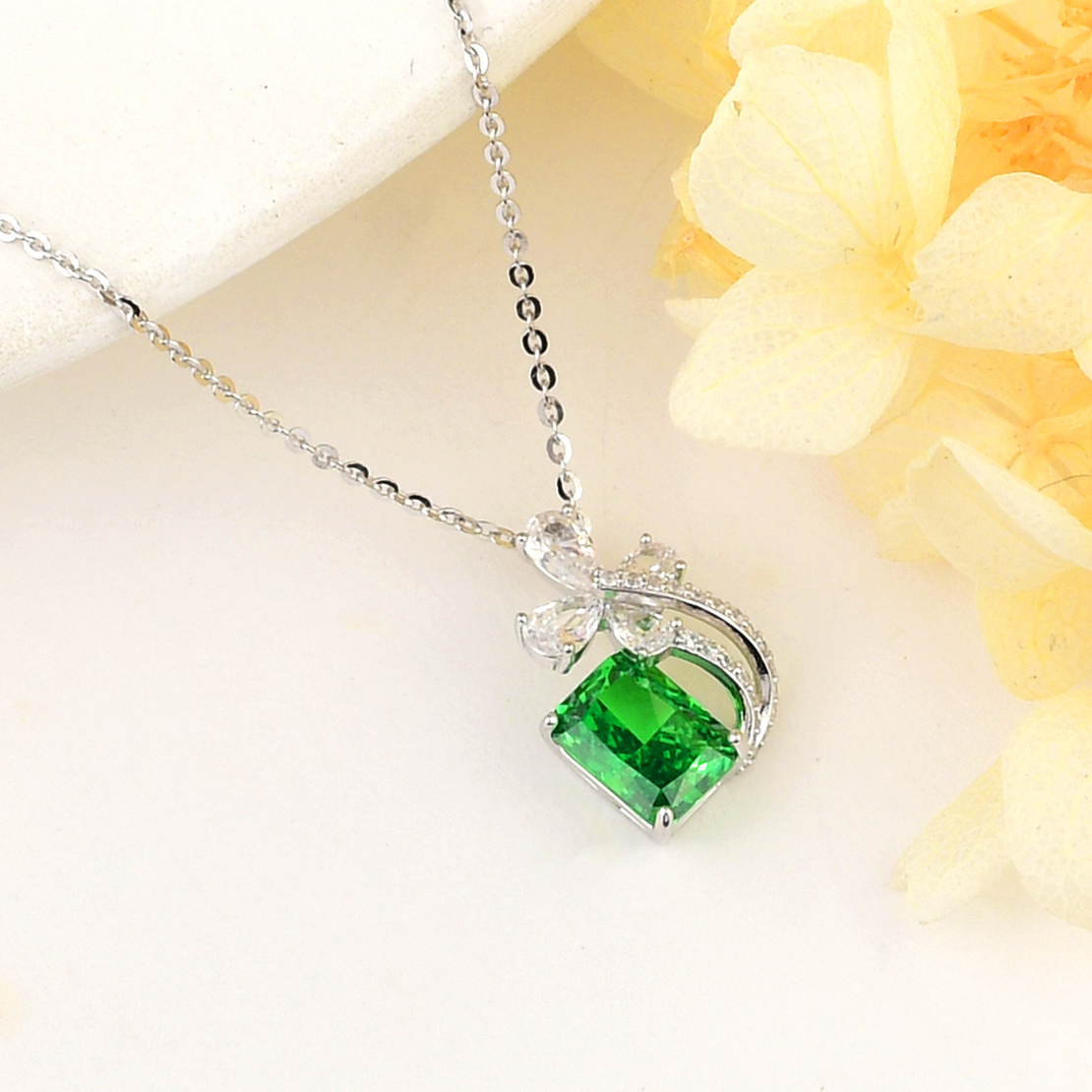 GREEN SHINE CRUSHED ICE NECKLACE