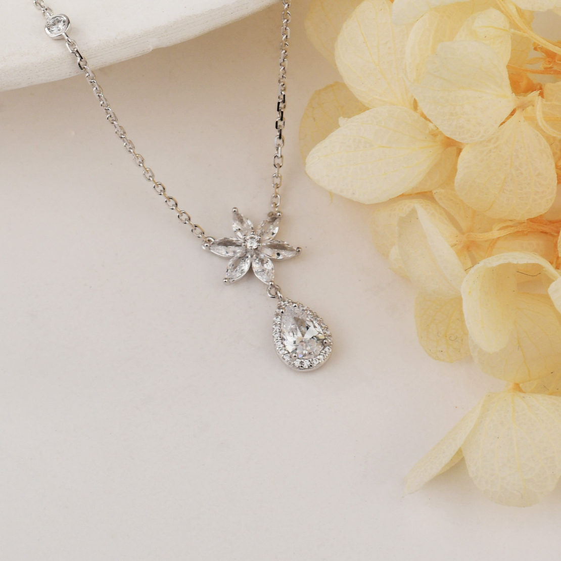 Нежно сребърно колие цвете с капка | колекция Delicate Silver