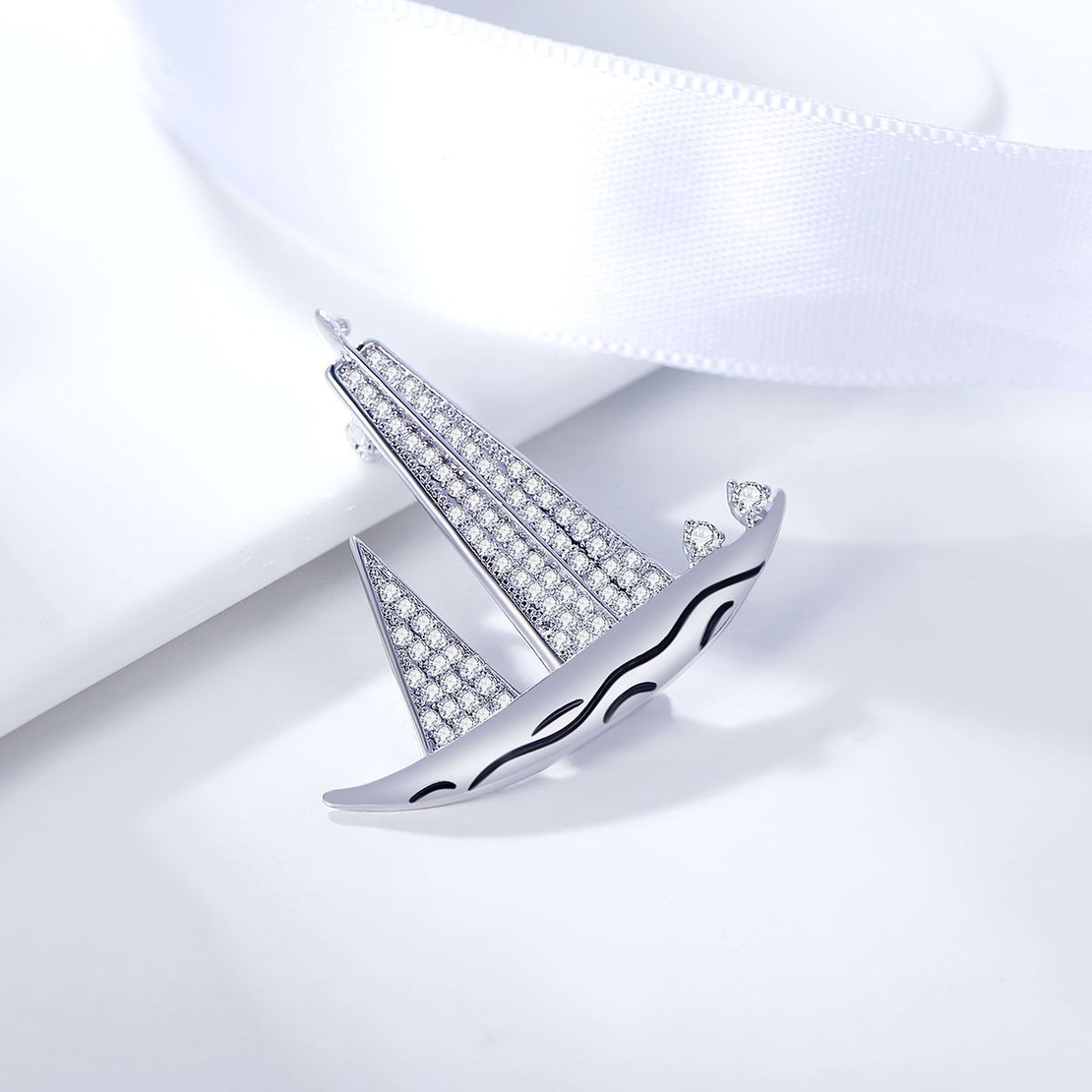 Брошка бяло позлатяване 'Платноходки' кристали Swarovski