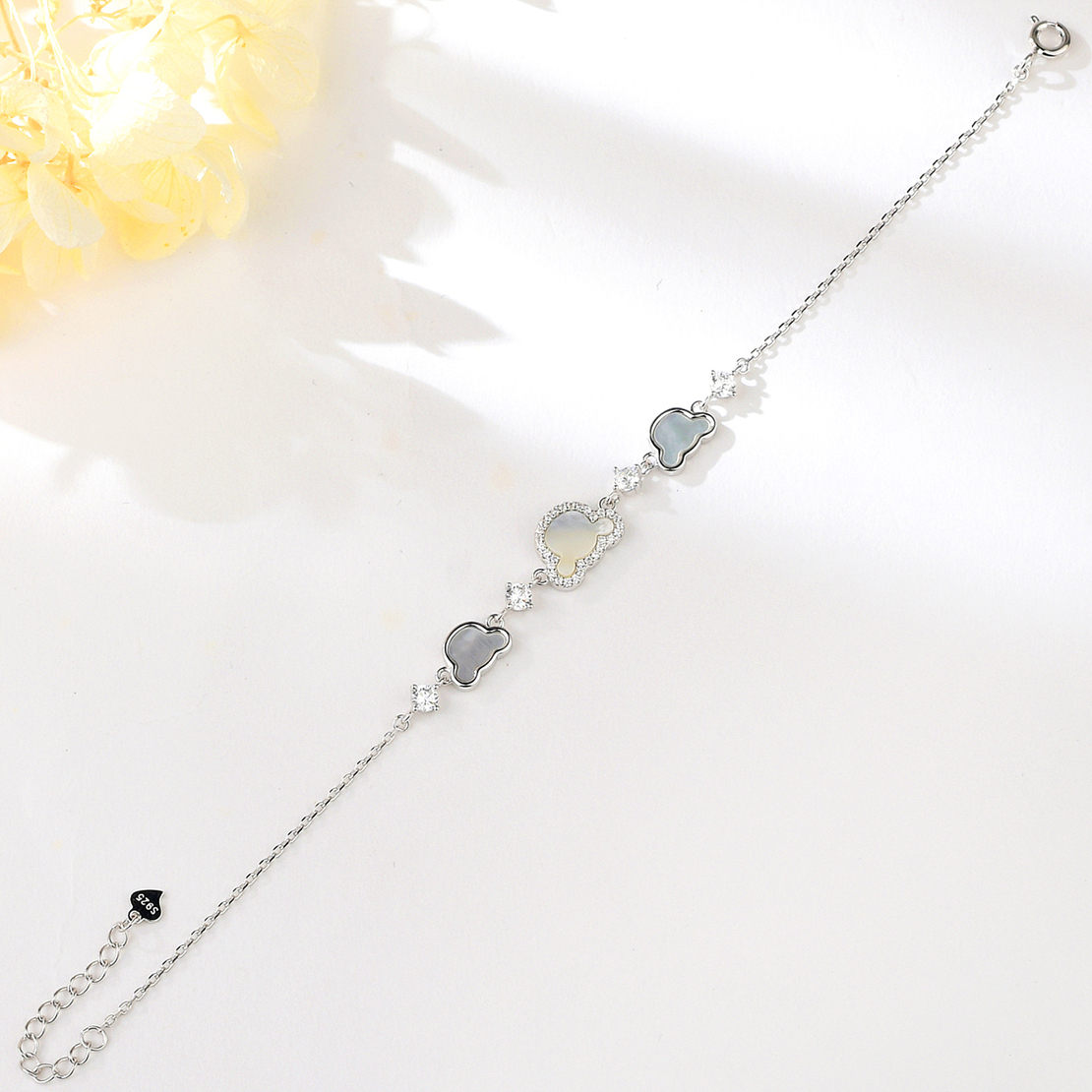 Сребърна гривна Мече със седеф | колекция Delicate Silver