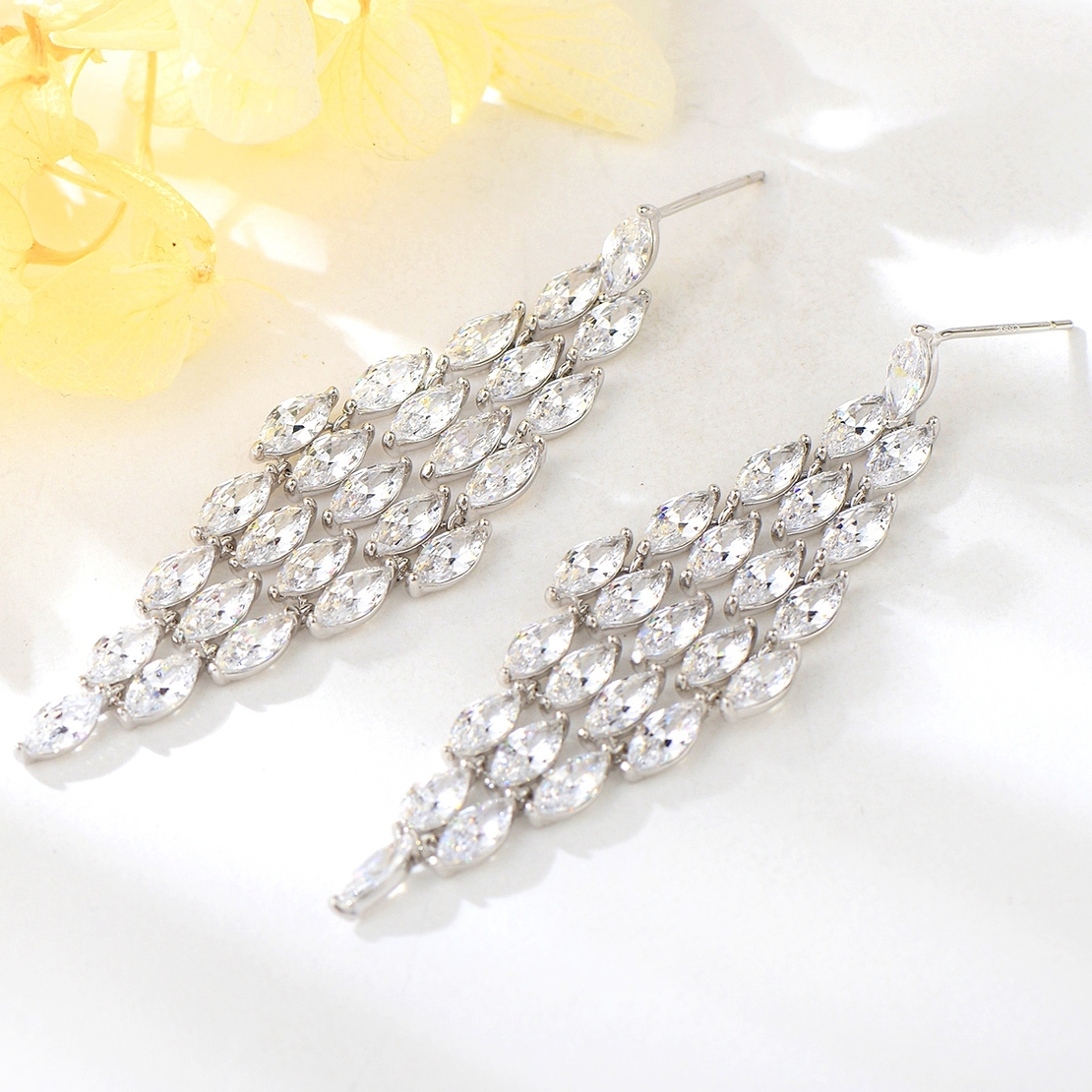 Сребърни обеци висящи с кристали Swarovski