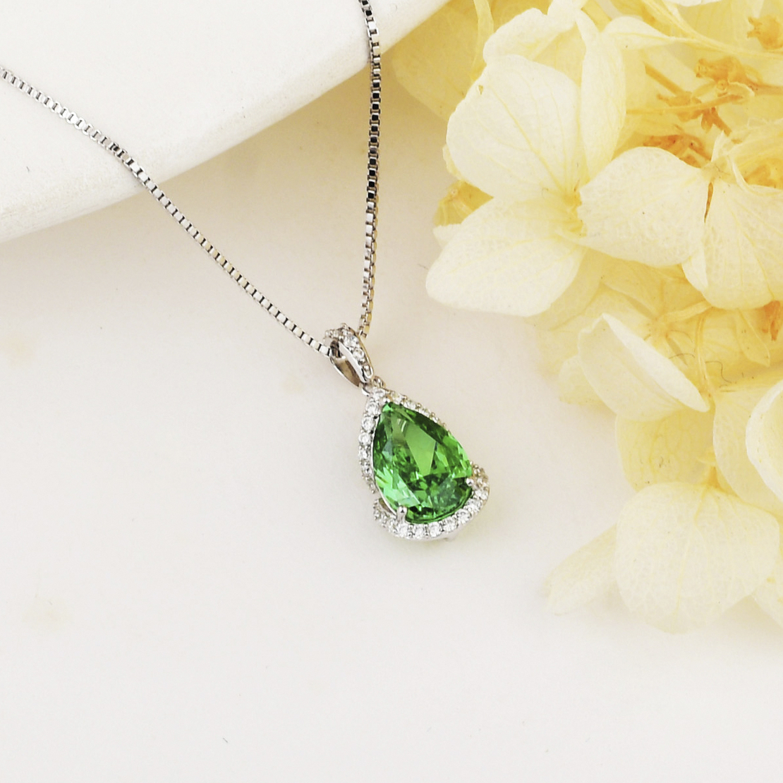 GREEN DRIP CRUSHED ICE NECKLACE