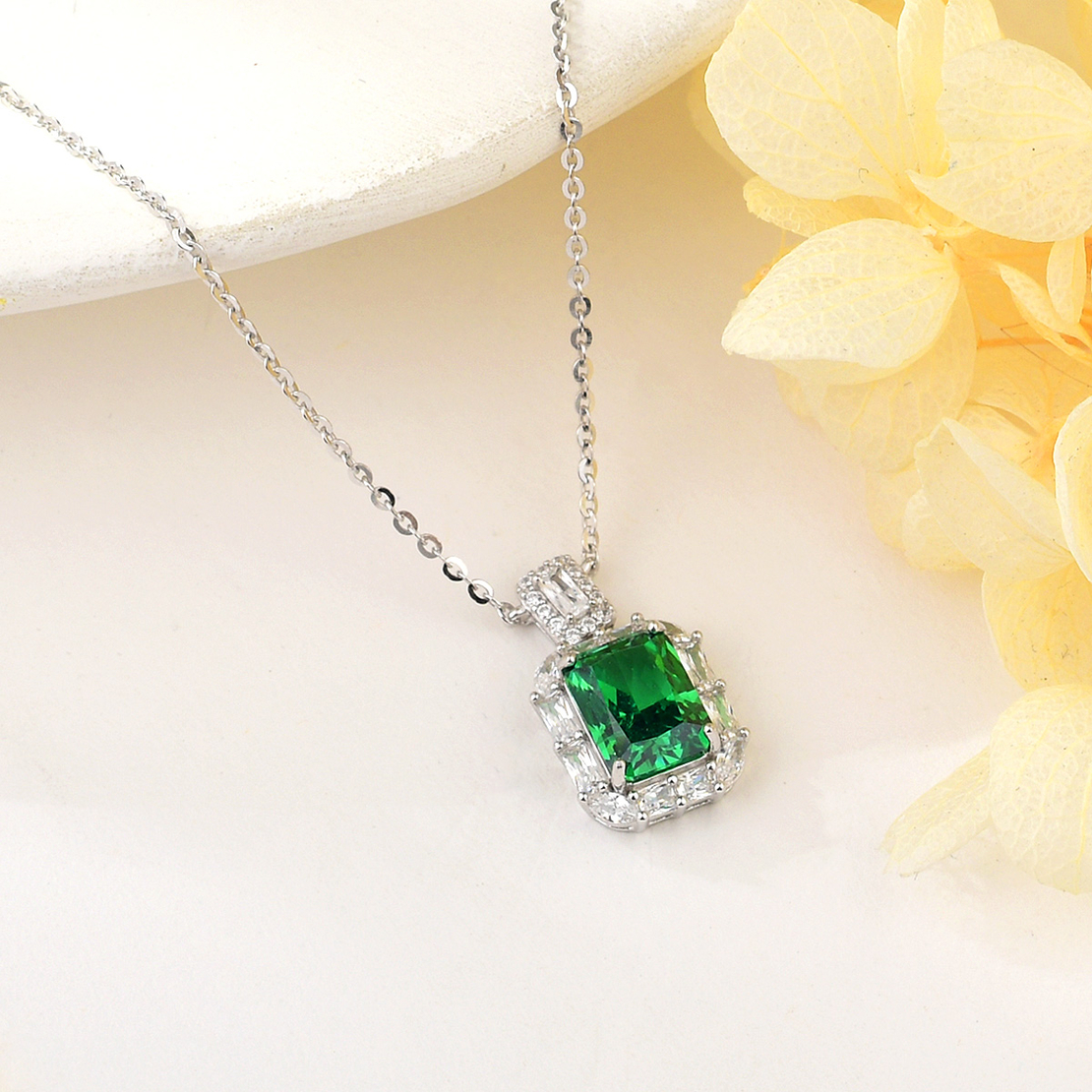 GREEN SHINE CRUSHED ICE NECKLACE