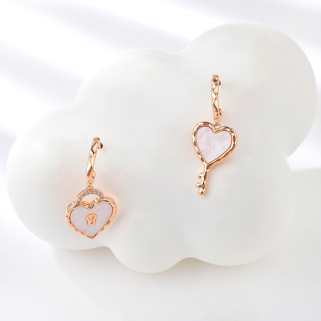Обеци розово позлатяване сърца със седеф | Колекция Rose Gold