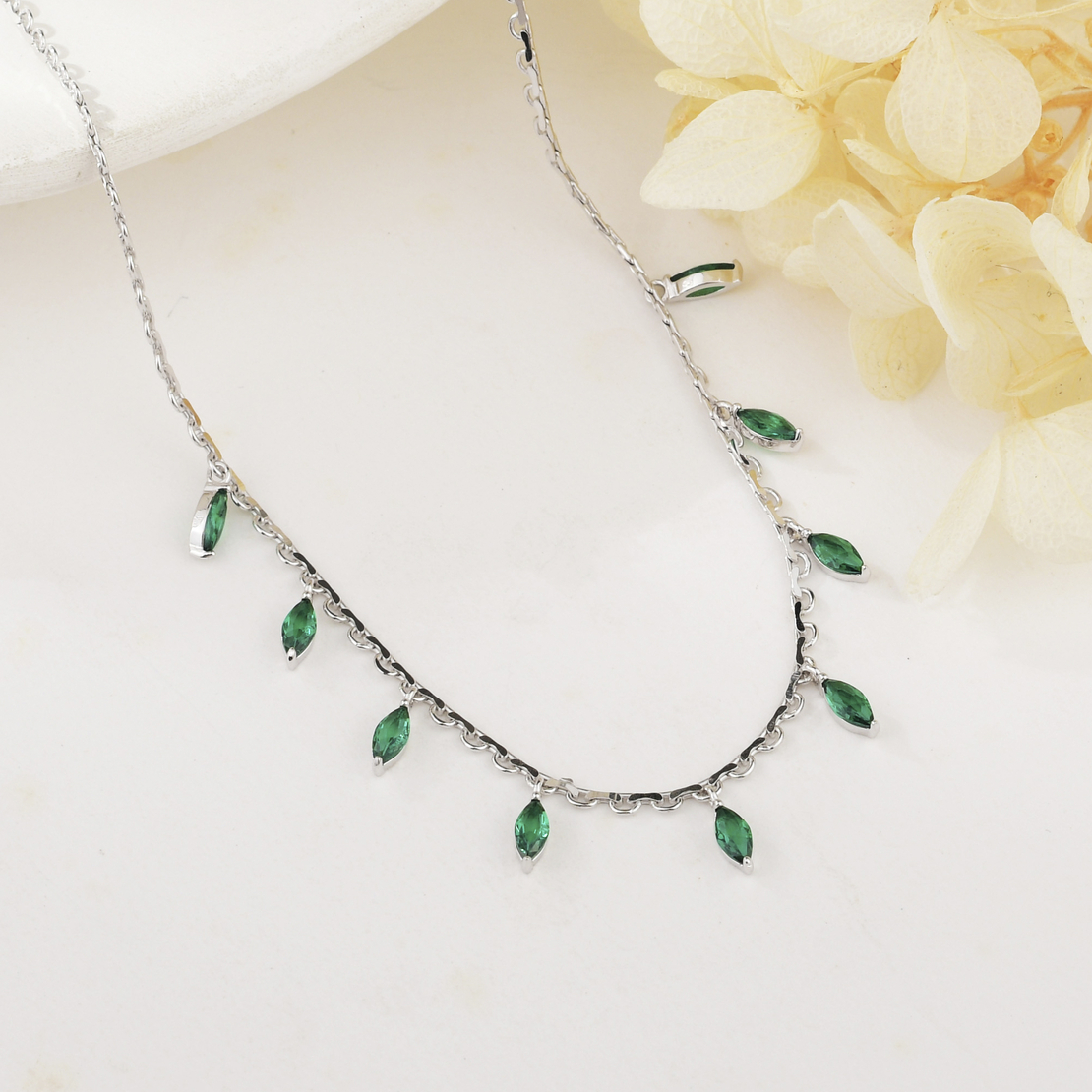 Нежно сребърно колие зелени капки | колекция Delicate Silver
