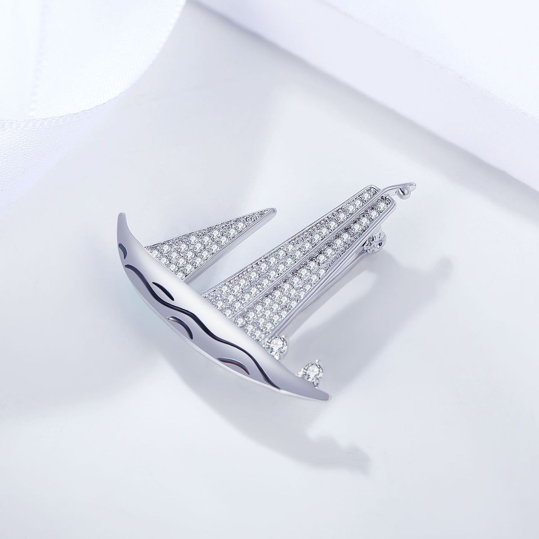 Брошка бяло позлатяване 'Платноходки' кристали Swarovski