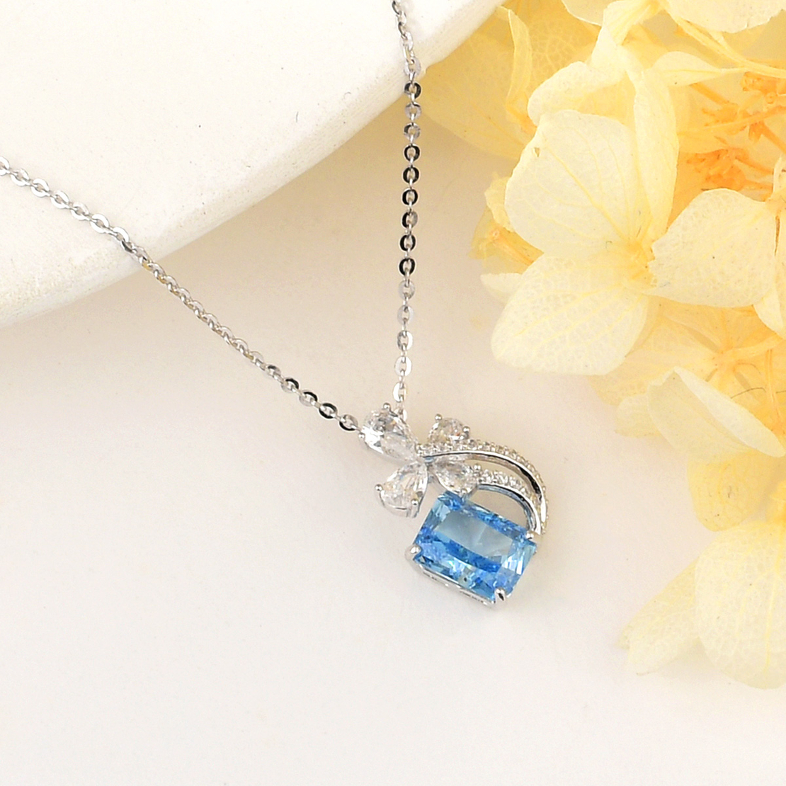 BLUE SHINE CRUSHED ICE NECKLACE