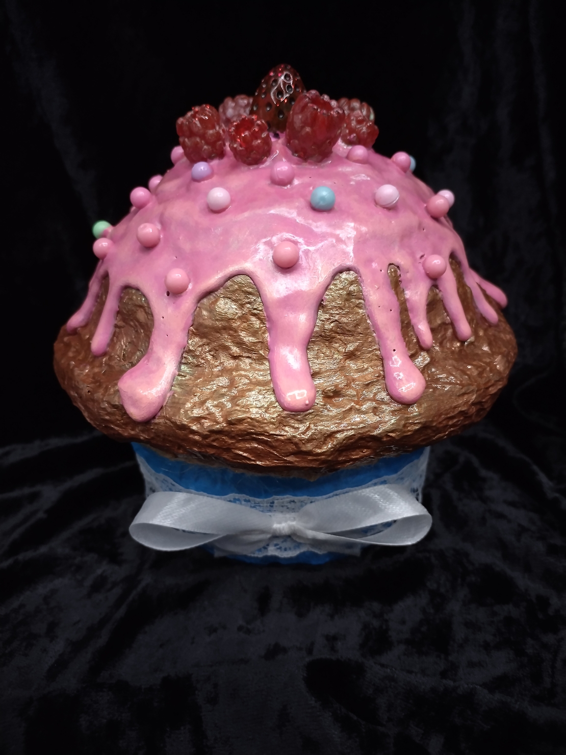 Розов мъфин с ягода и малинки