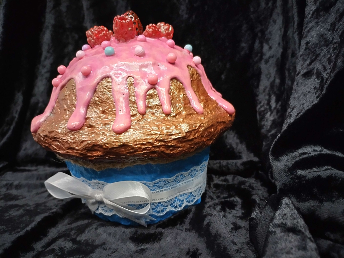 Розов мъфин с ягода и малинки