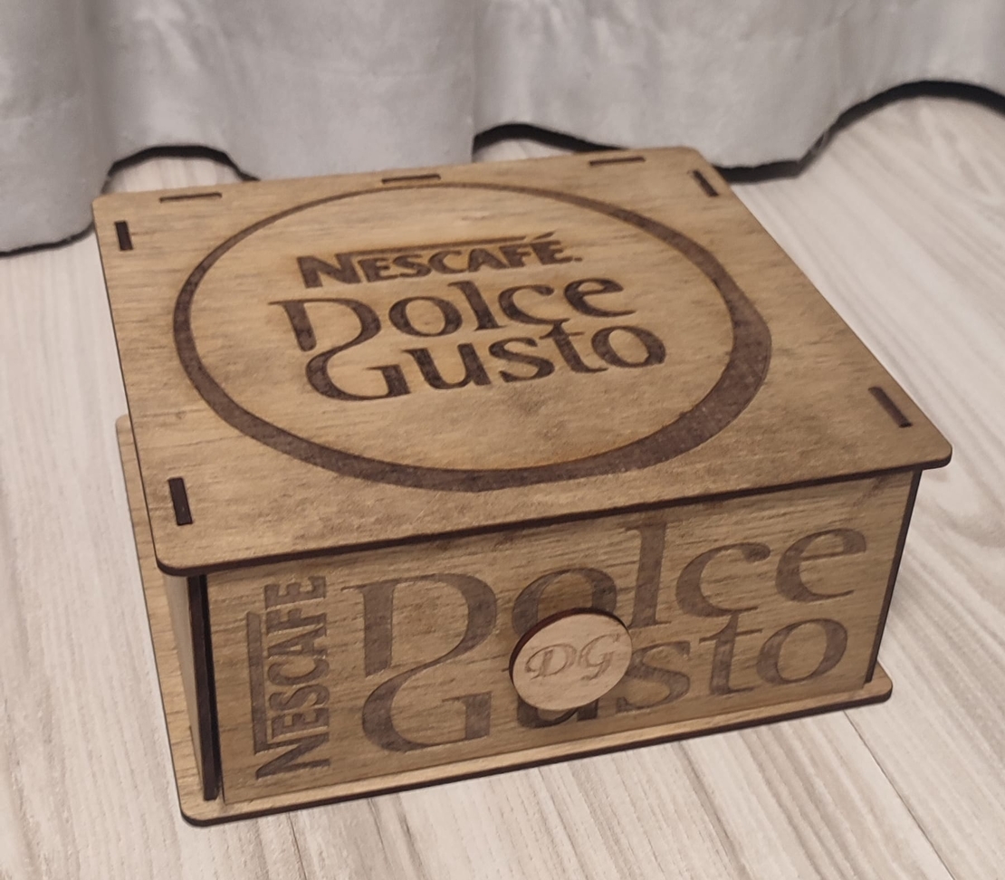 ПОСТАВКА ЗА КАФЕ МАШИНА С ЧЕКМЕДЖЕ ЗА КАФЕ КАПСУЛИ DOLCE GUSTO