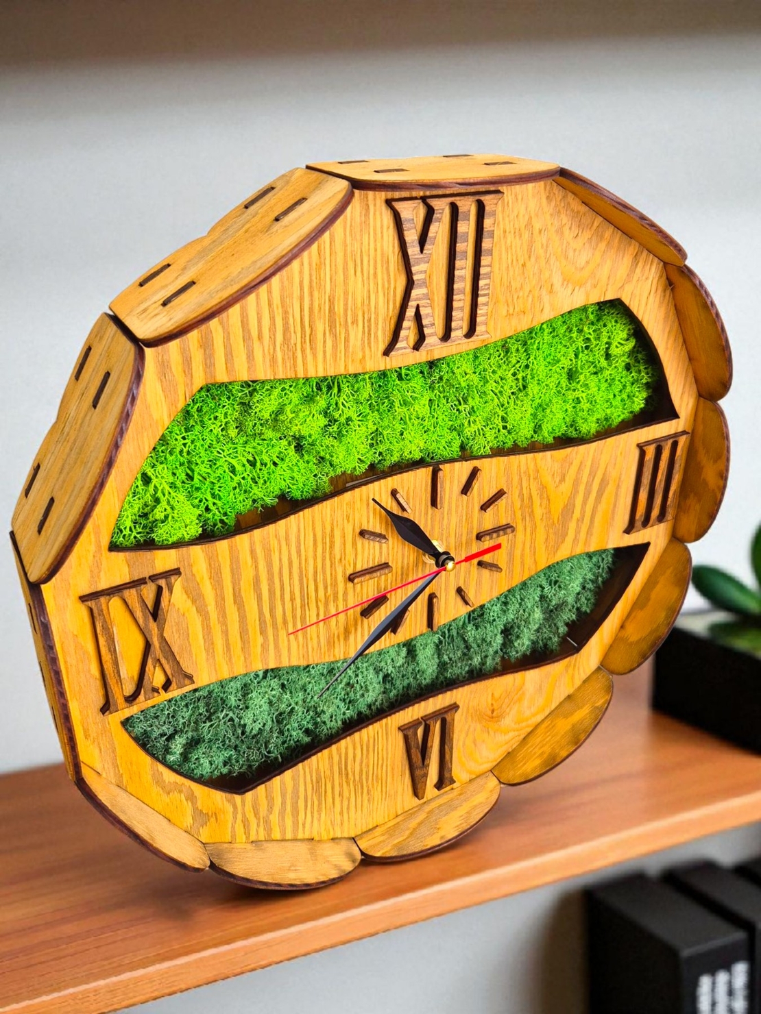 Дървен стенен часовник Green Harmony със скандинавски мъх
