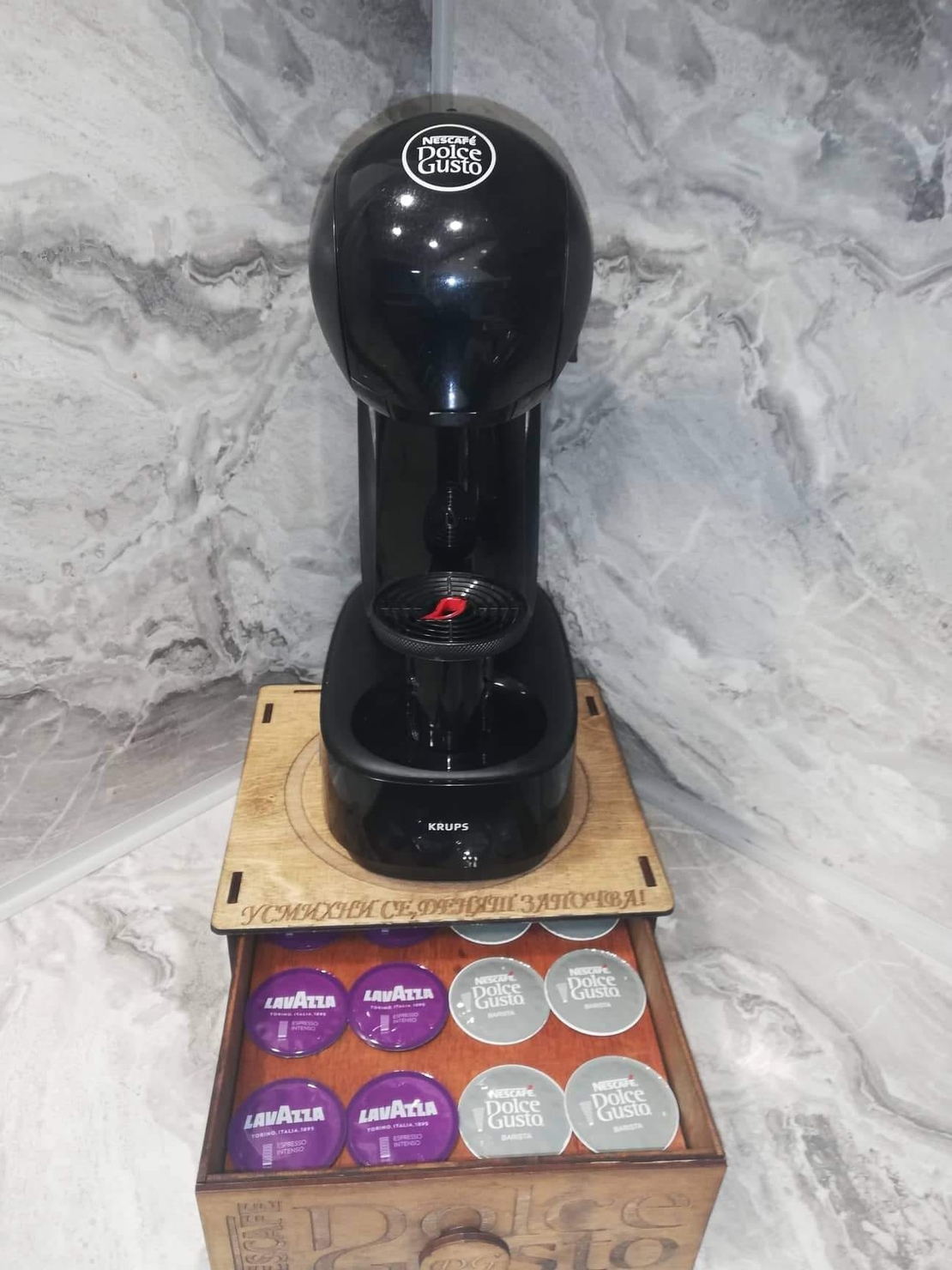 ПОСТАВКА ЗА КАФЕ МАШИНА С ЧЕКМЕДЖЕ ЗА КАФЕ КАПСУЛИ DOLCE GUSTO