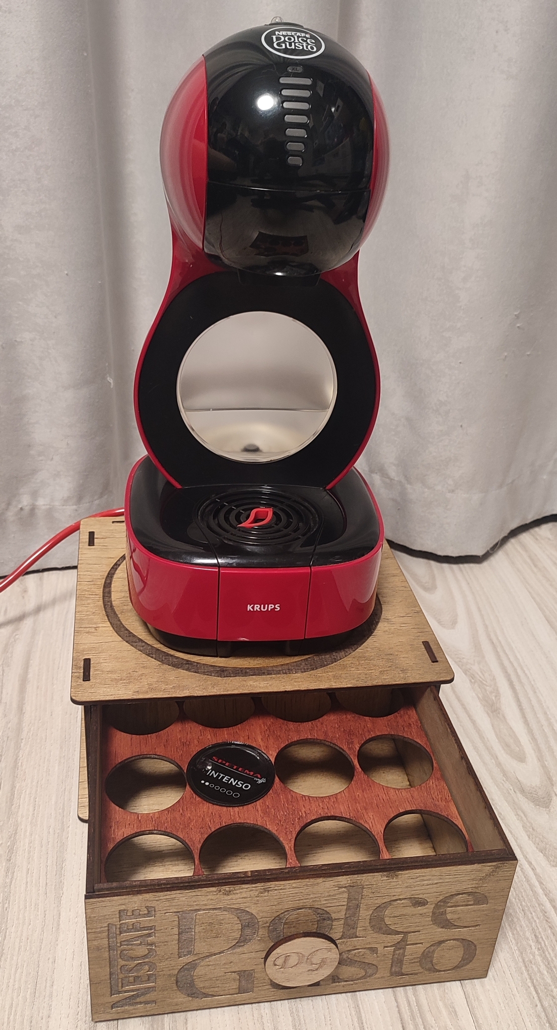 ПОСТАВКА ЗА КАФЕ МАШИНА С ЧЕКМЕДЖЕ ЗА КАФЕ КАПСУЛИ DOLCE GUSTO