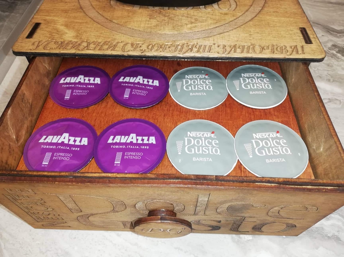 ПОСТАВКА ЗА КАФЕ МАШИНА С ЧЕКМЕДЖЕ ЗА КАФЕ КАПСУЛИ DOLCE GUSTO