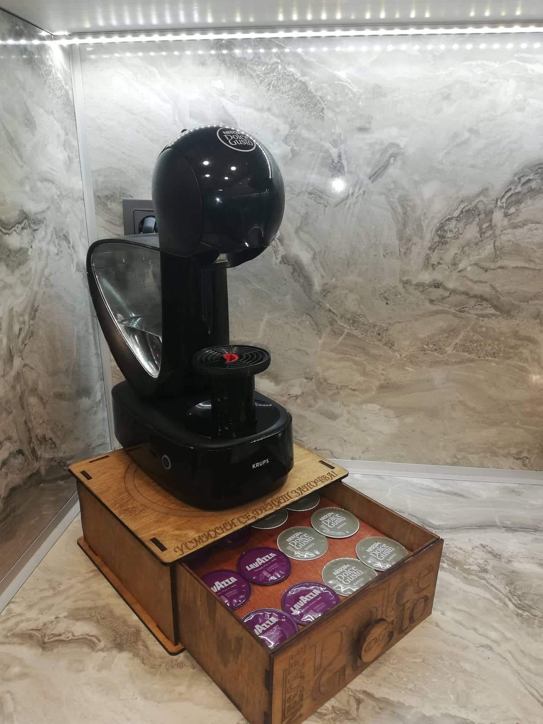 ПОСТАВКА ЗА КАФЕ МАШИНА С ЧЕКМЕДЖЕ ЗА КАФЕ КАПСУЛИ DOLCE GUSTO