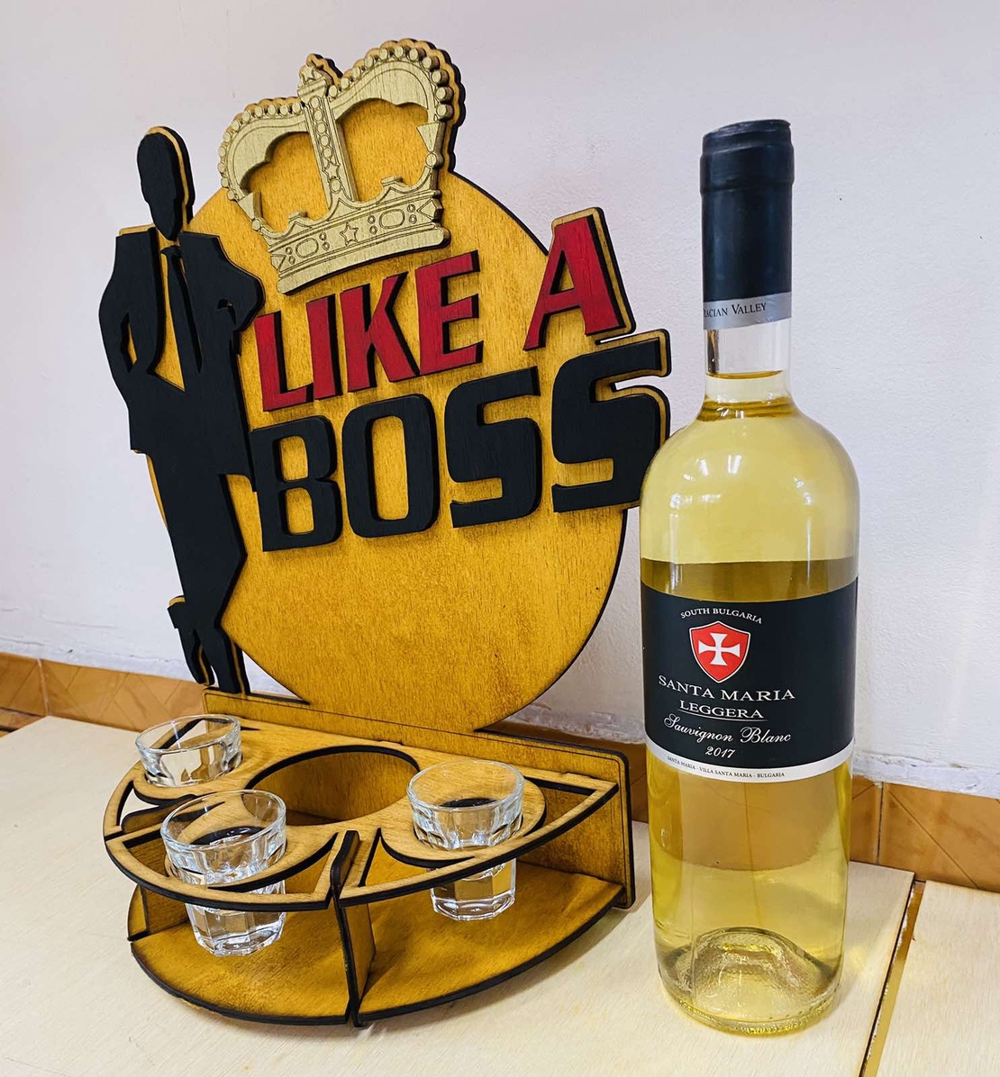 ТЕМАТИЧЕН ДЪРВЕН МИНИ БАР - LIKE A BOSS