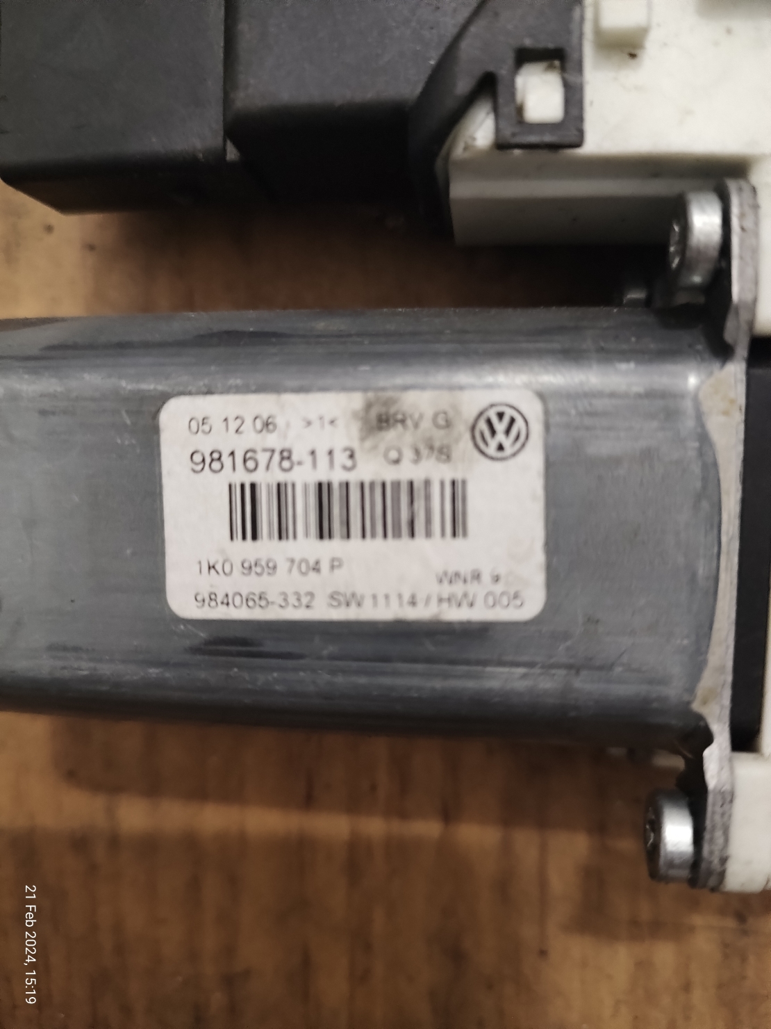 Ел мотор за Стъкло повдигач за Volkswagen Passat (B6) (Задно Дясно) / 1K0 959 704 P / 960092-100