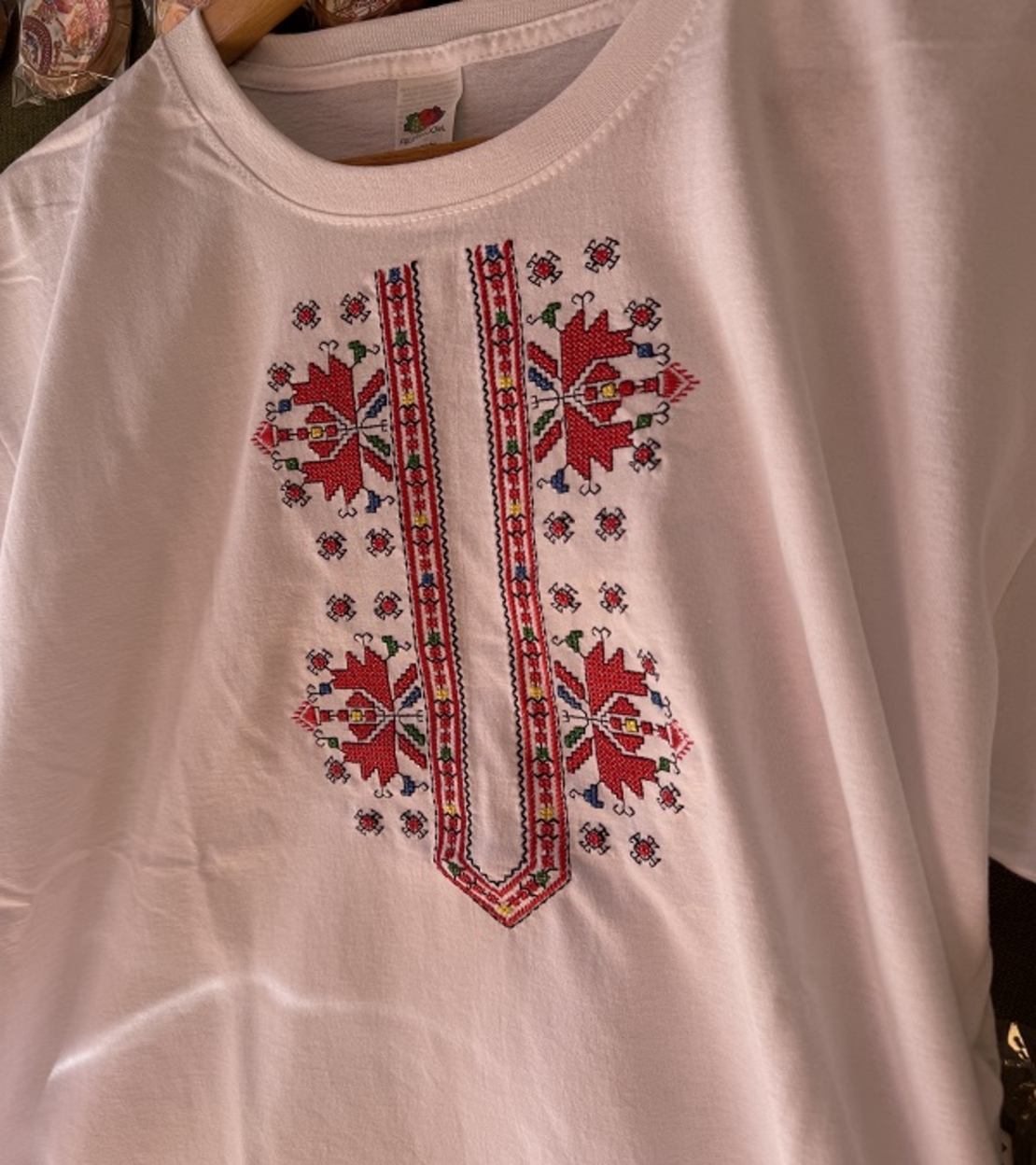 Мъжка памучна тениска с фина многоцветна шевица – Бяла