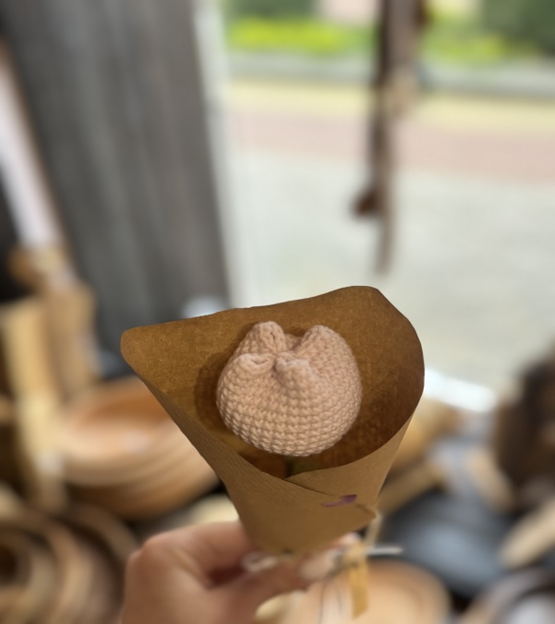 Ръчно плетено лале в малка декоративна опаковка – Избор от 7 цвята