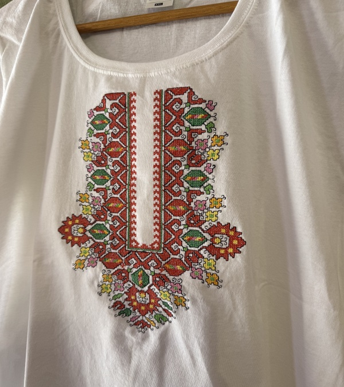 Дамска памучна тениска с масивна многоцветна бродерия „Българска шевица – Премиум“