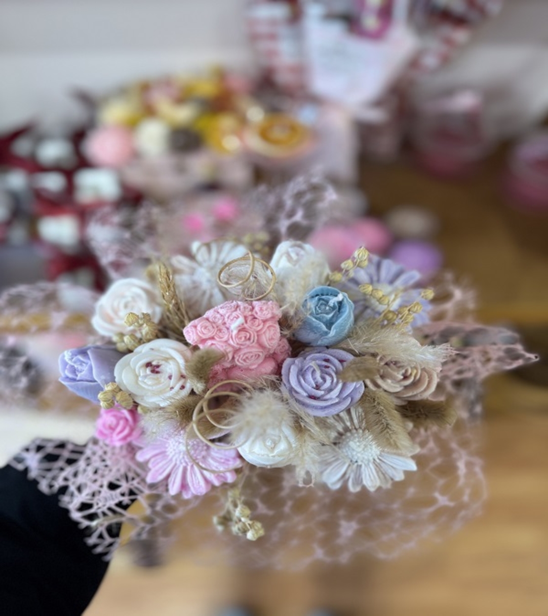 Аранжиран букет от ароматни свещи – „Бохо пастел“ (Ръчна изработка в кутия-чанта)