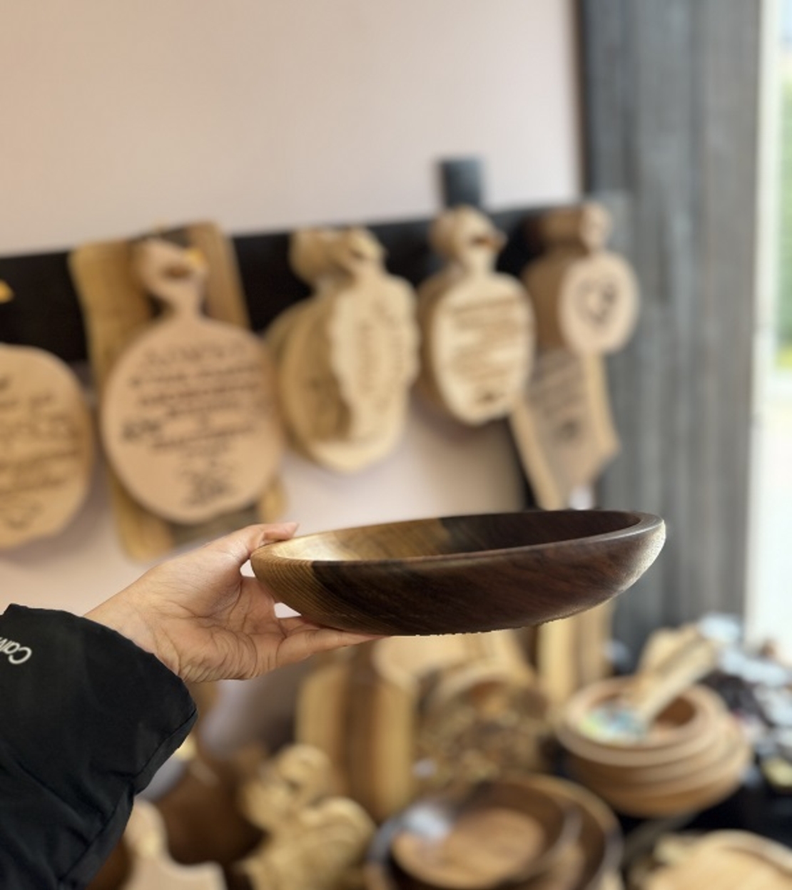 Ръчно изработена купа от масивен орех