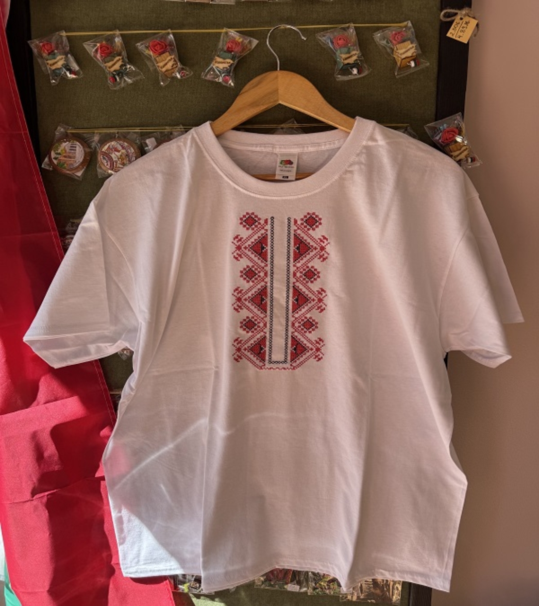 Мъжка памучна тениска с бродирана шевица „Геометрична класика“ – Бяла