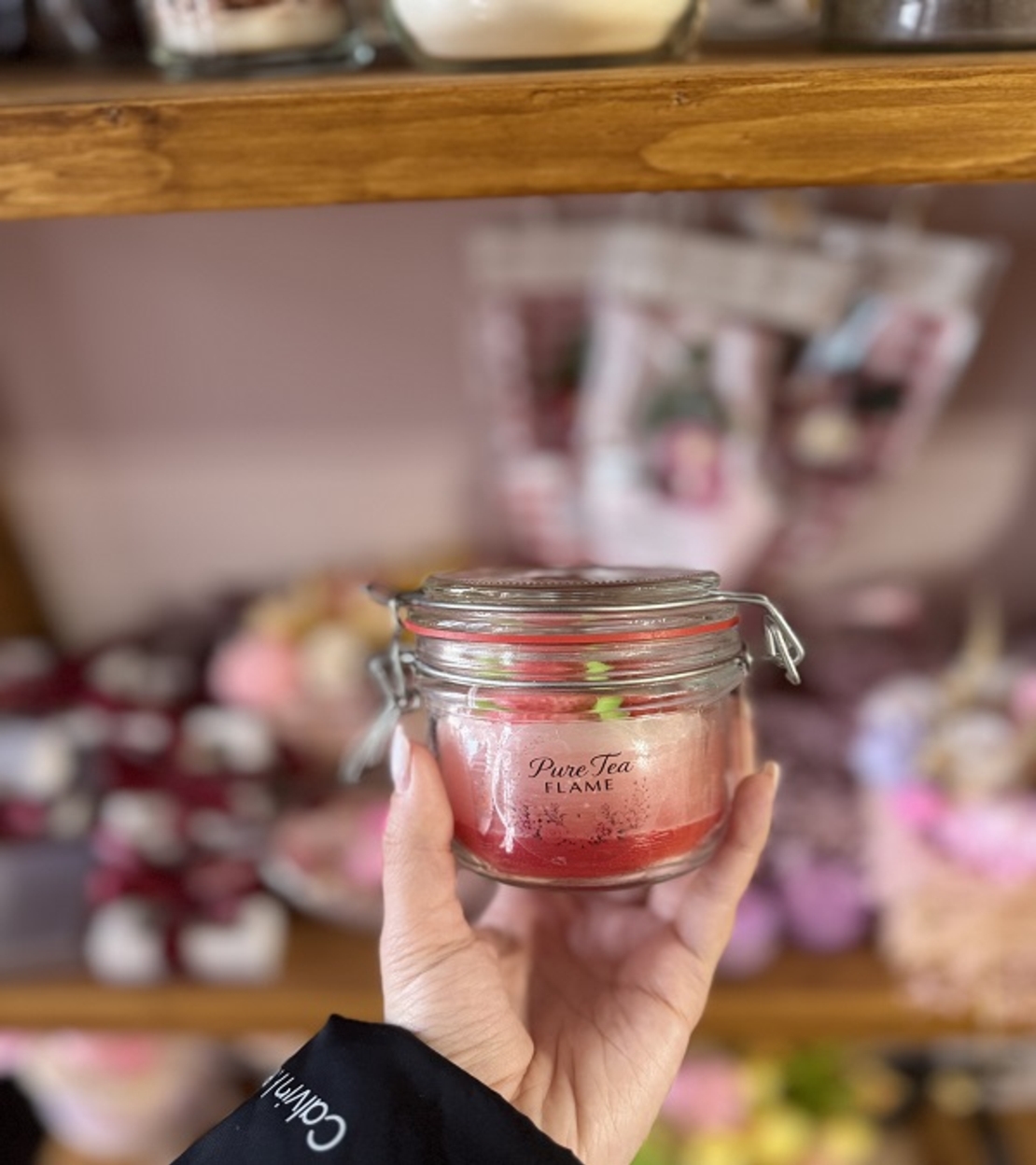 Ръчно изработена свещ „Ягодово изкушение“ в стъклено бурканче с клипс