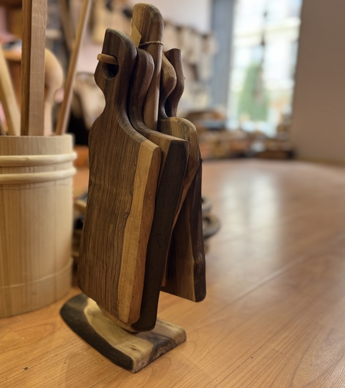 Комплект дървени дъски с дървена поставка-орех