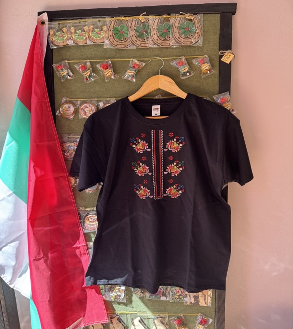 Мъжка черна памучна тениска с бродирана шевица „Геометричен ритъм“