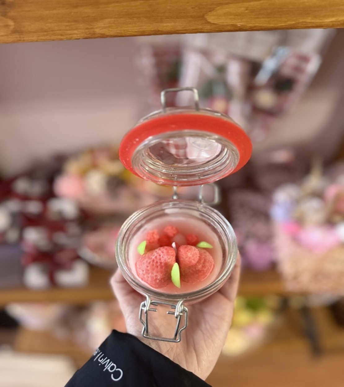 Ръчно изработена свещ „Ягодово изкушение“ в стъклено бурканче с клипс