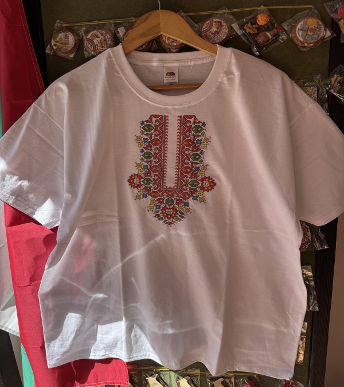 Мъжка памучна тениска с богата многоцветна бродерия „Царска шевица“