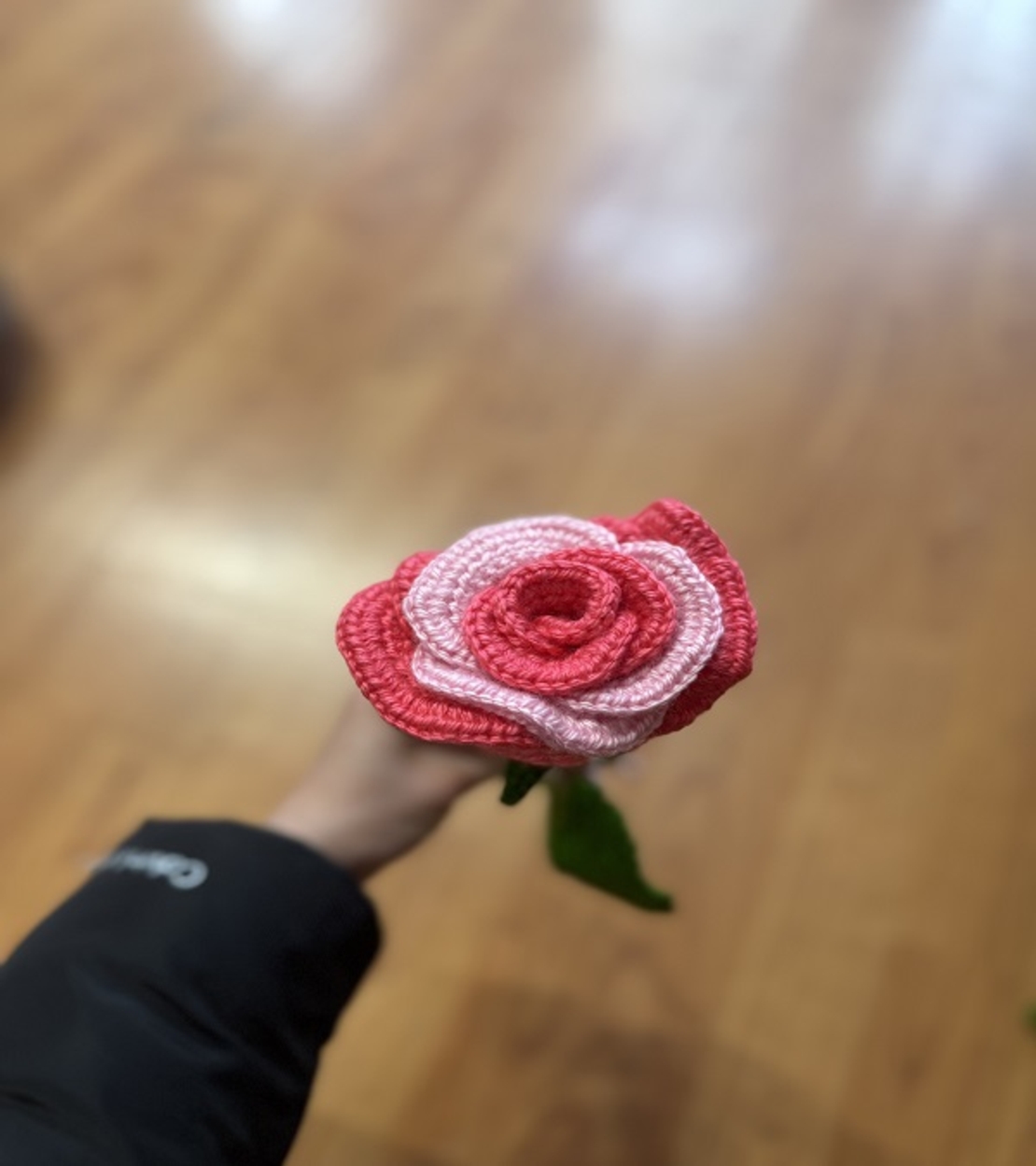 Ръчно плетена роза  – Детайлна изработка и наситени цветове