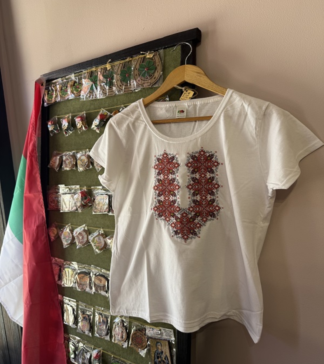 Дамска памучна тениска с богата U-образна бродерия „Фолклорно изкуство“