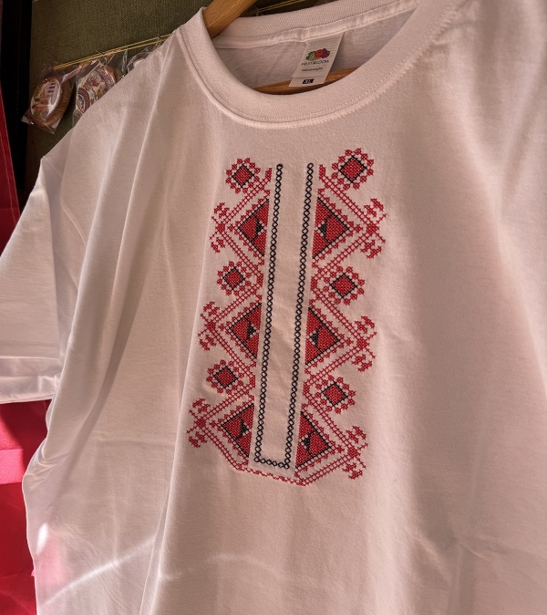 Мъжка памучна тениска с бродирана шевица „Геометрична класика“ – Бяла