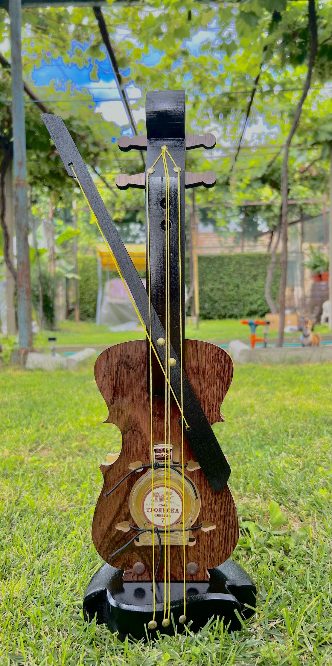 Дървена  цигулка с бутилка ракия