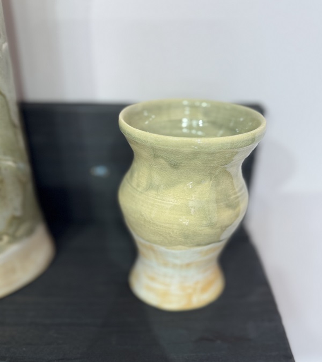 Авторска керамична ваза в зелено  – Ръчна изработка от Емилия Милчева (Уникат)