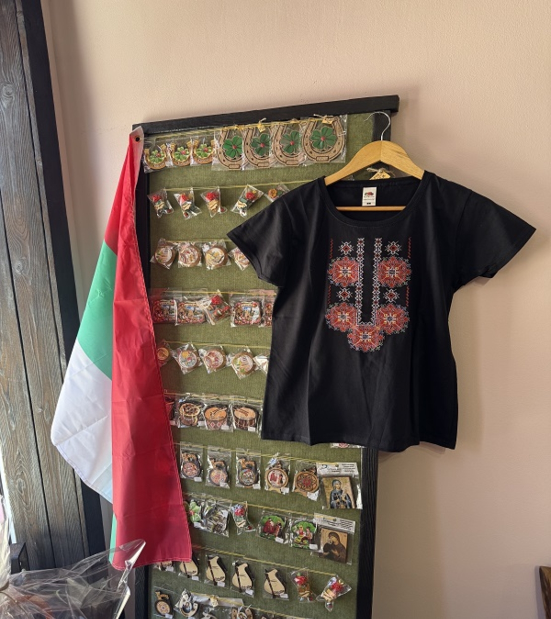 Черна дамска тениска с богата цветна бродерия „Огнена шевица“